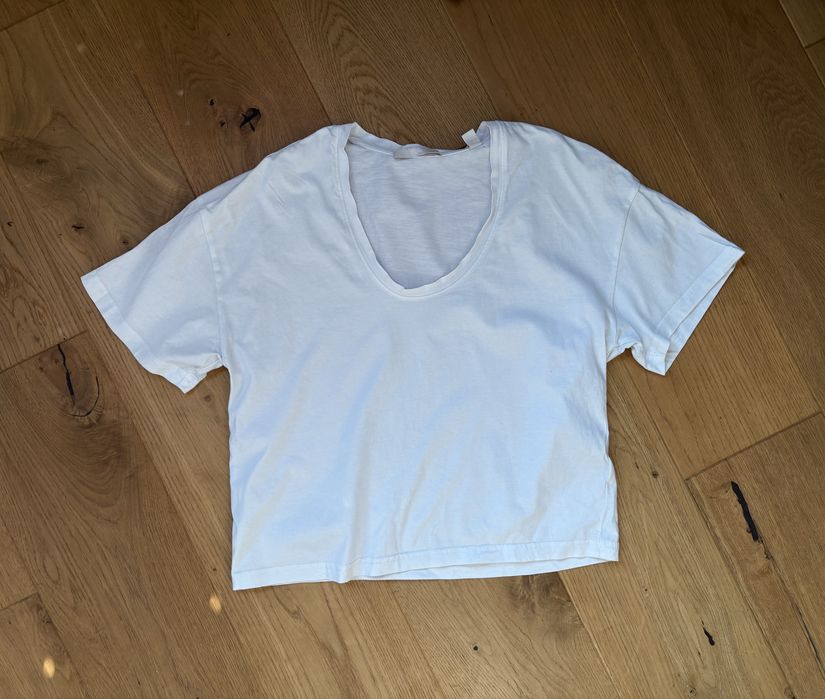 luźny krótszy tshirt