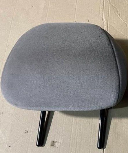 Oddam zagłówek w stanie dobrym.