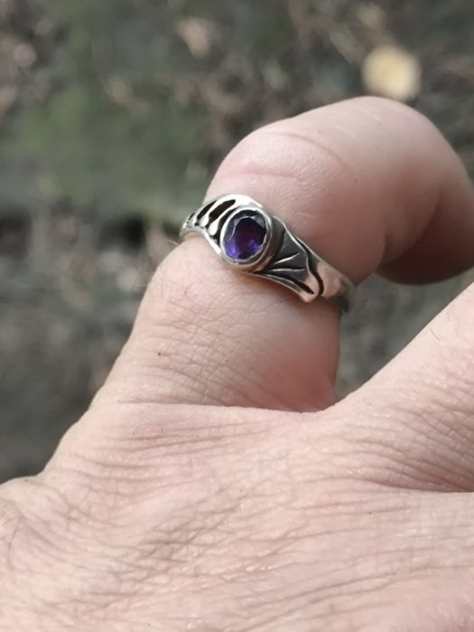 Stary srebrny pierścionek z fioletowym oczkiem . Vintage
