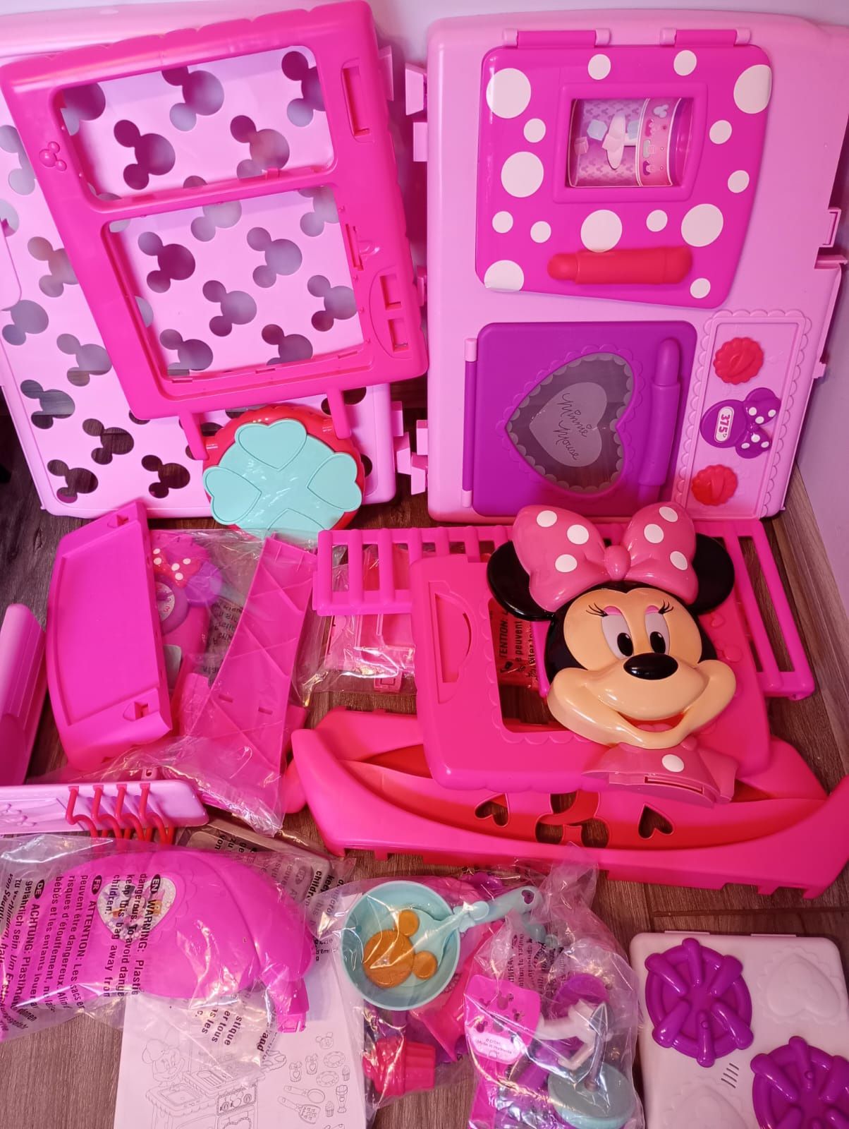 Kuchnia pełna zabawy z Minnie Mouse z mnóstwem funkcji

Cena 379 zł 
P