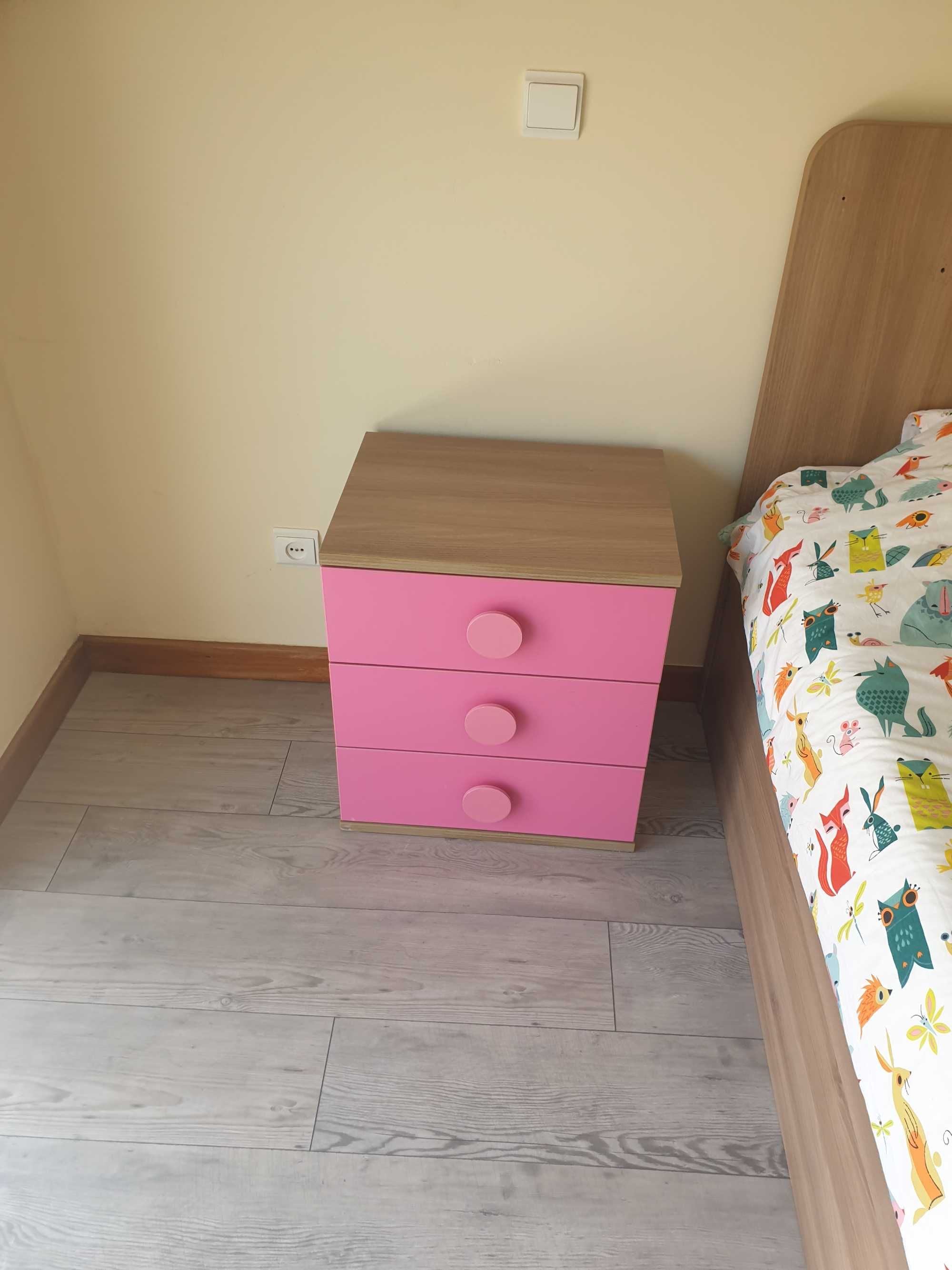 Cama de Solteiro + Mesinha de cabeceira