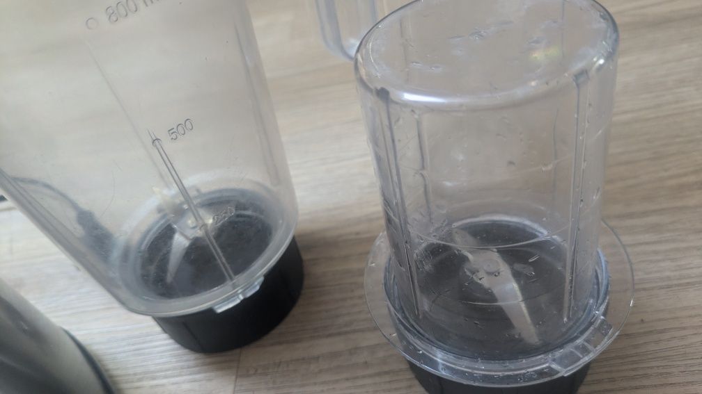Blender z  różnymi pojemnikami