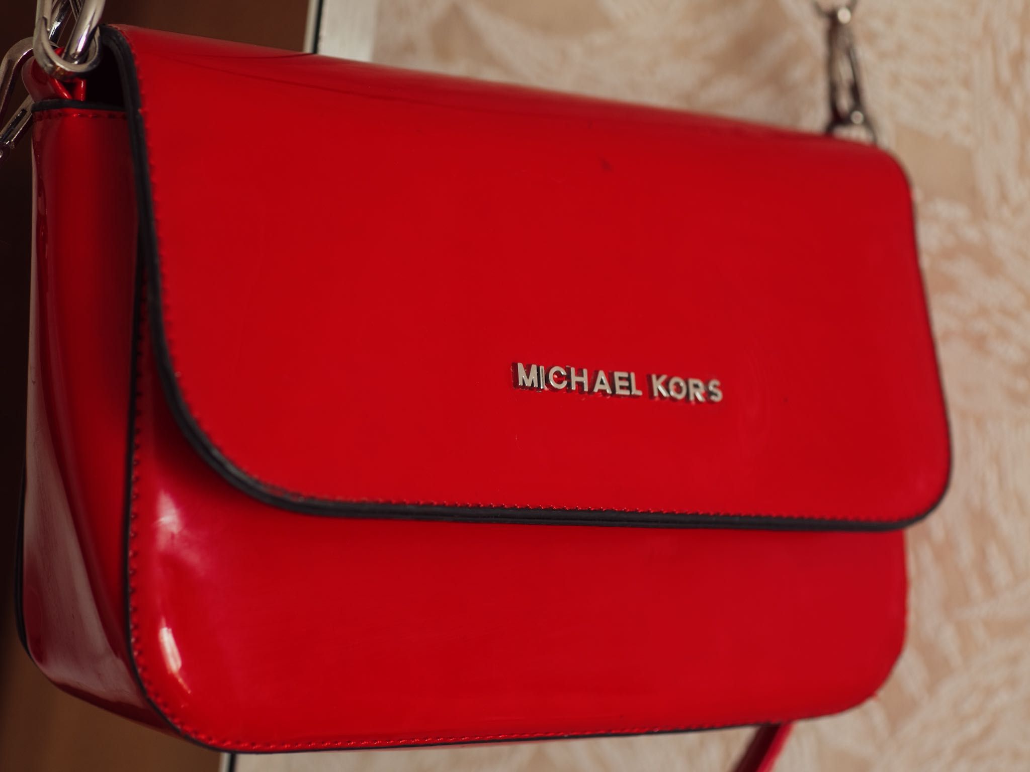 Жіноча маленька лакована червона сумка Michael Kors