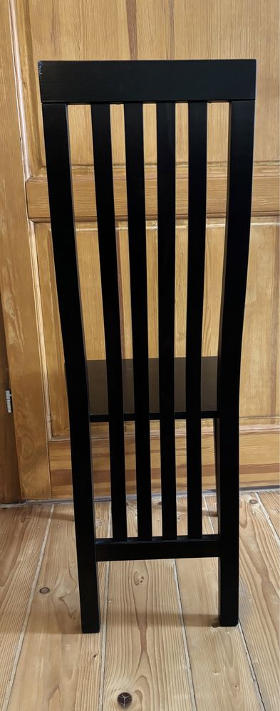 Krzesło w kolorze wenge do stołu