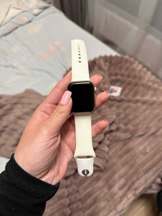 Apple Watch Series 5  40mm (iCloud lock)
