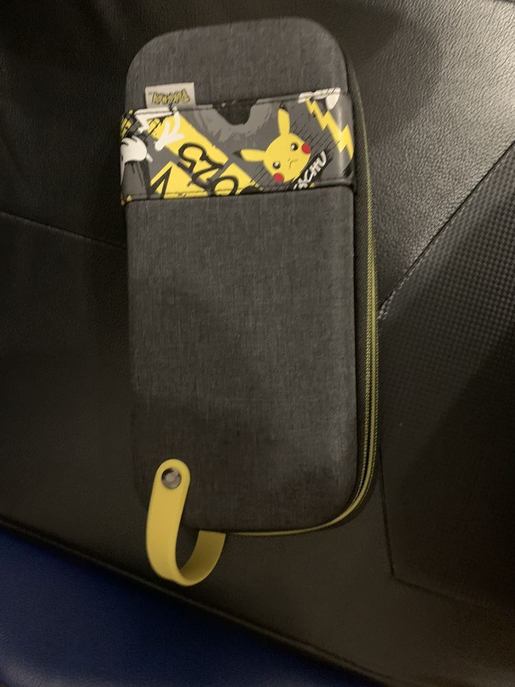Acessorios para nintendo switch e uma bolsa pra ninttendo