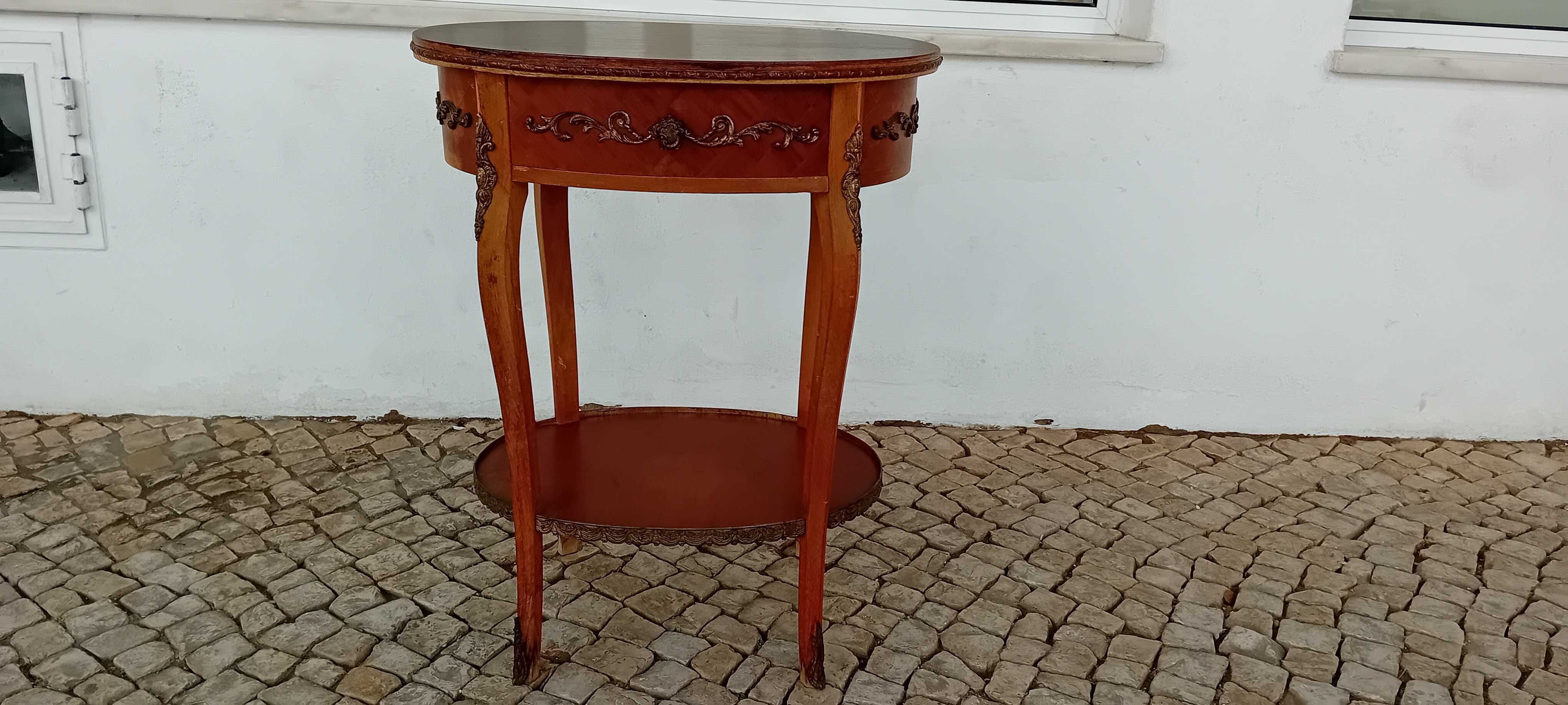 Mesa de apoio oval com dois níveis gaveta e aplicações em metal