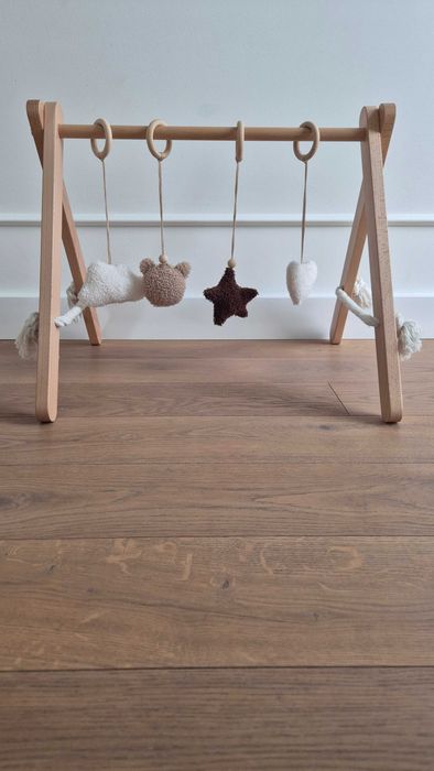Drewniany stojaczek edukacyjny Baby Gym z zawieszkami teddy