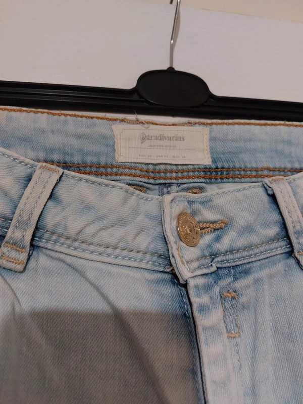 Stradivarius jeansy jasne, jeansy z przetarciami, jasne jeansy