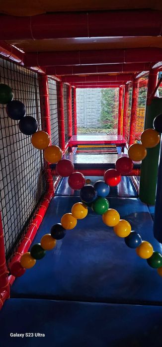 Wewnętrzny plac zabaw dwu poziomowy