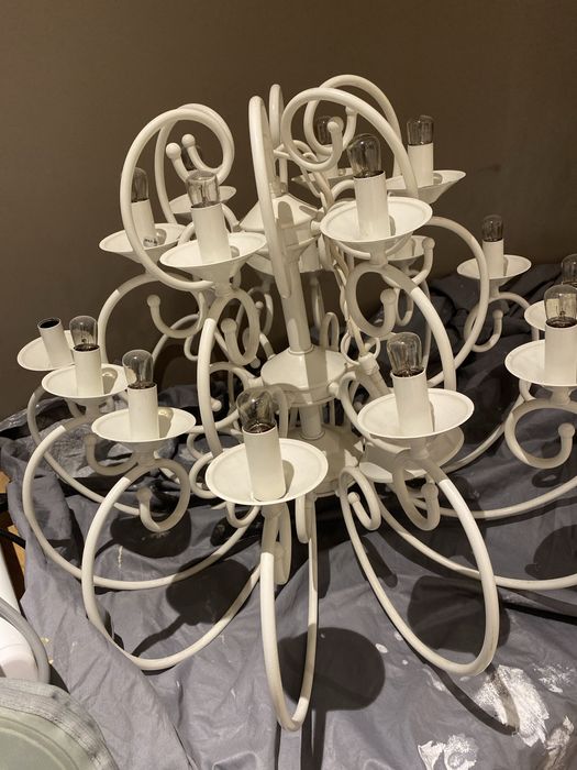 Candeeiro branco a funcionar