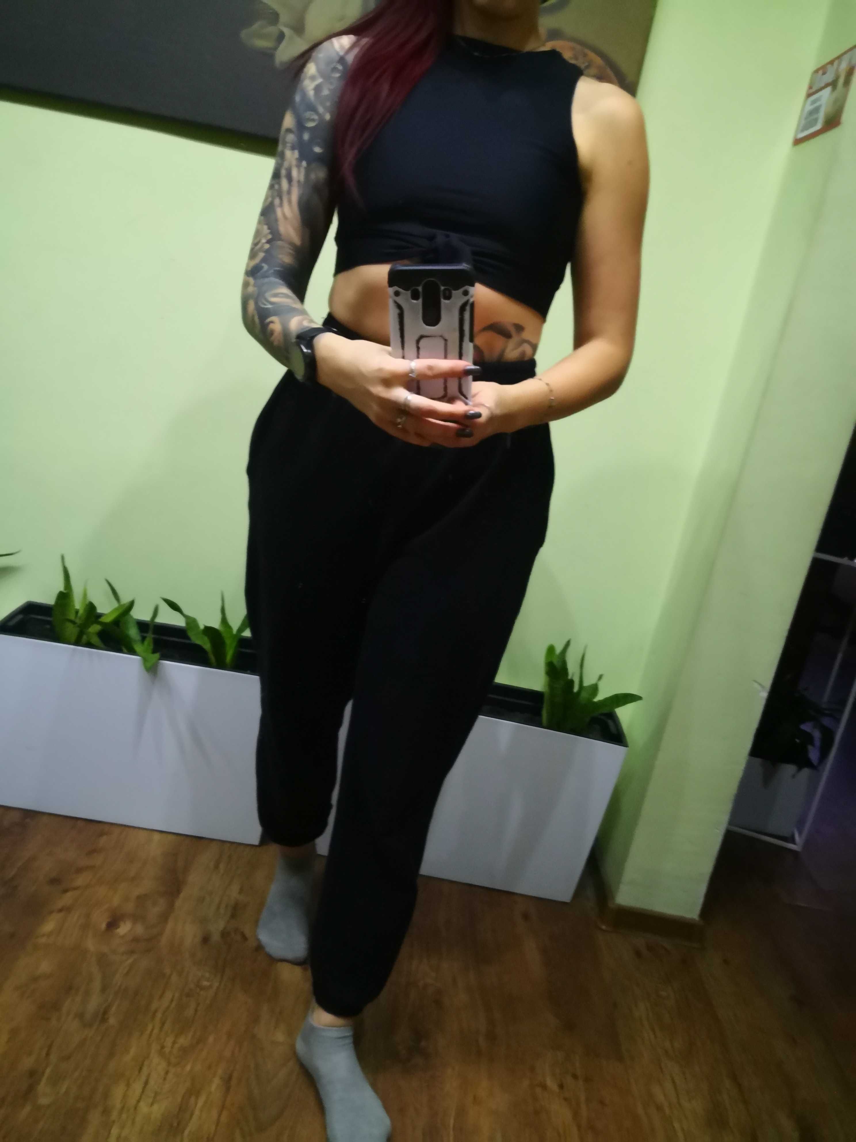 Czarny top, crop top, nad pępek, wiązany, na siłownię, S
