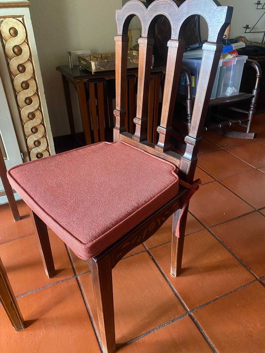 Mesa e Cadeiras em Pau Santo Conjunto