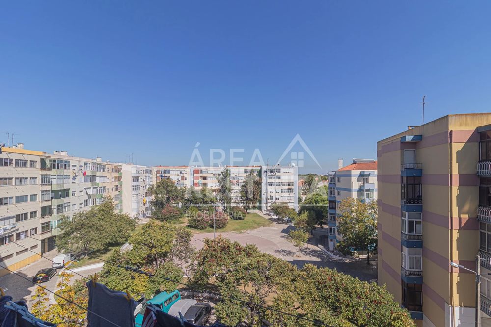 Apartamento T4 transformado em T3 no Laranjeiro