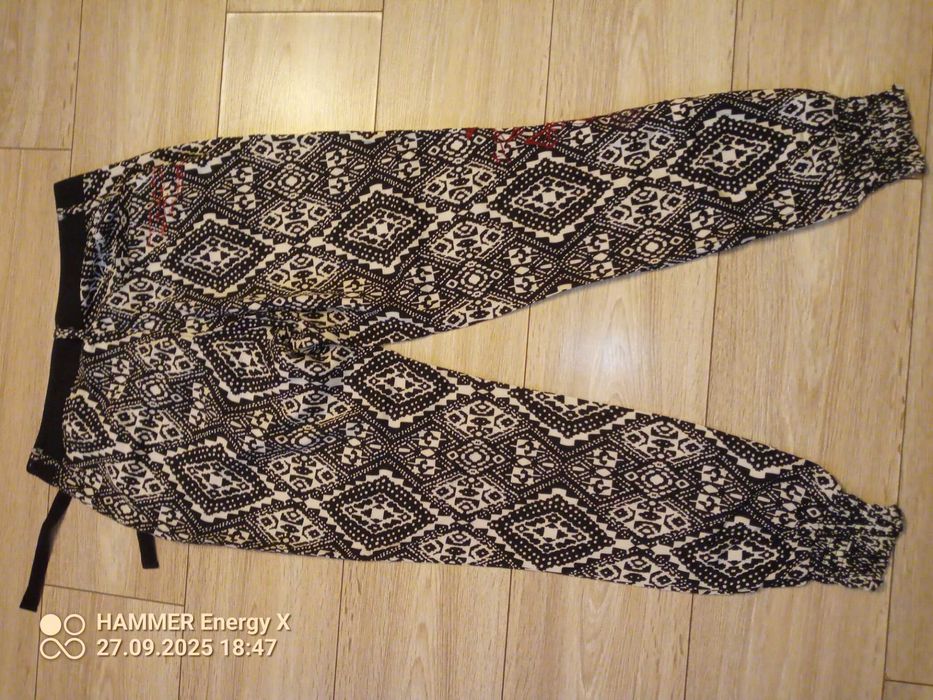 Cienkie spodnie damskie marki Desiguel rozm. 26/XS