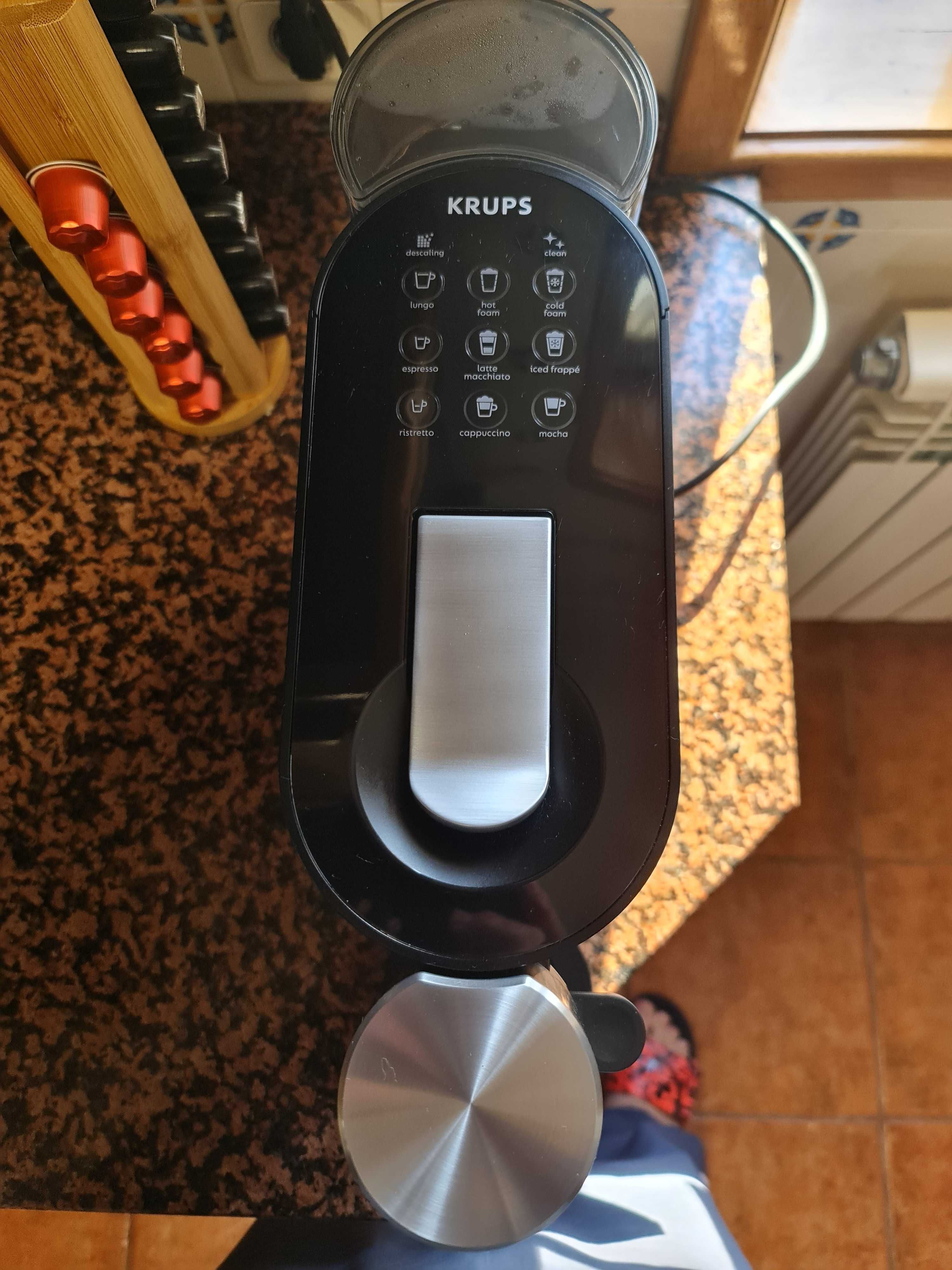 Maquina de café  Athelier Nespresso para cápsulas muito nova!