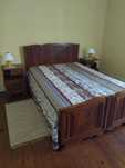 Cama de casal e mesinhas de cabeceira