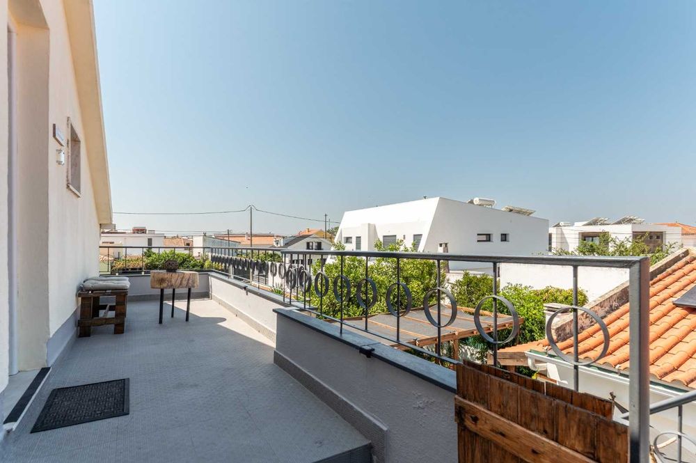 Alugo 1º andar moradia em Fernao Ferro