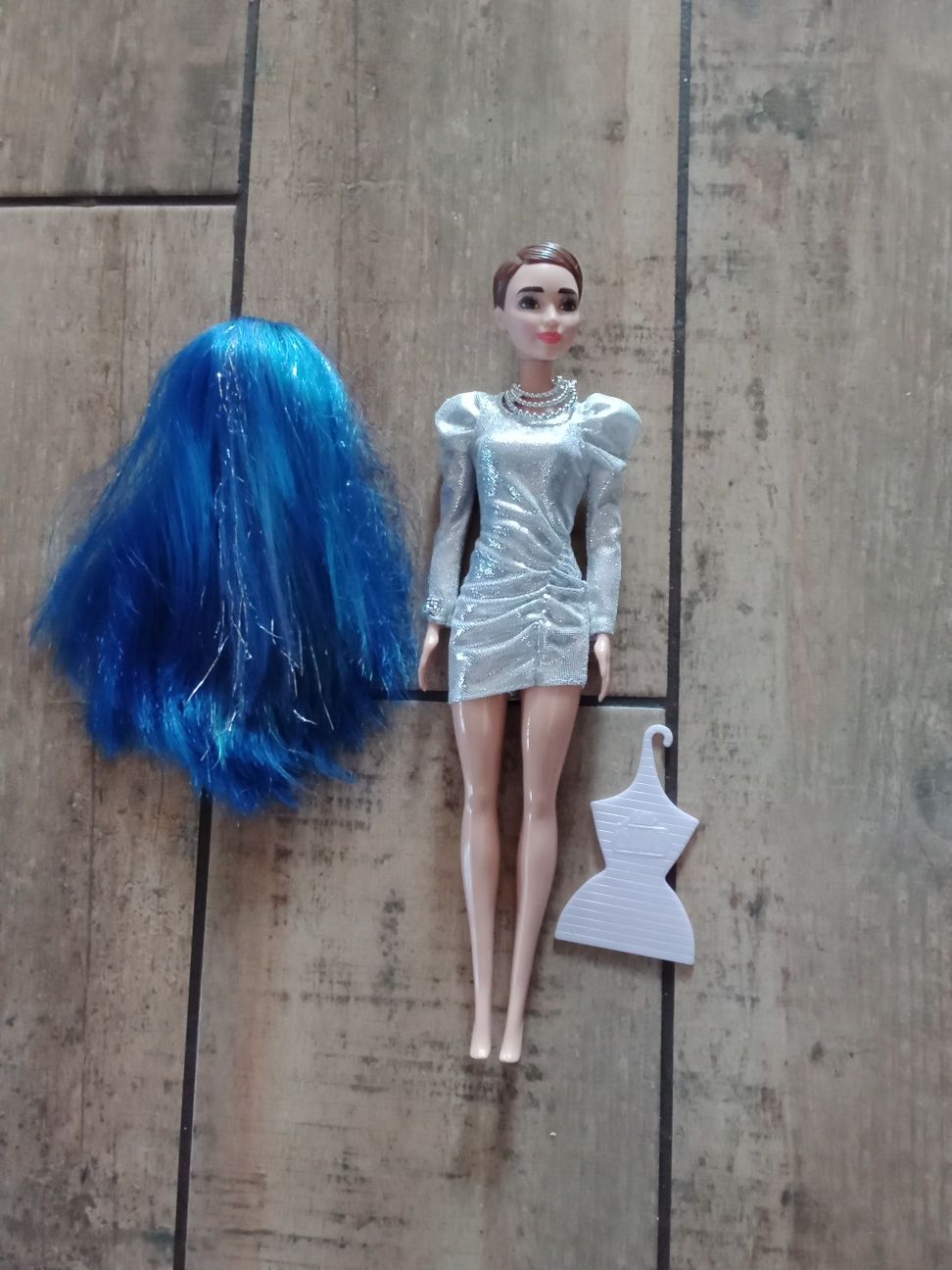 Lalka Barbie z peruką