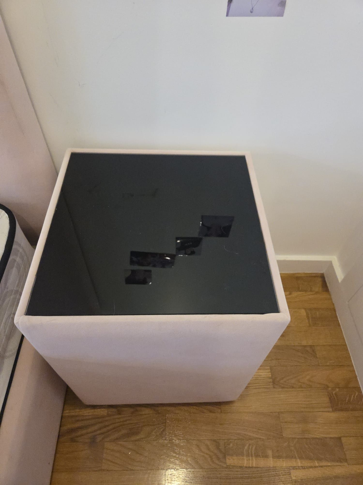 Cama, mesa de cabeceira e cadeira em veludo rosa