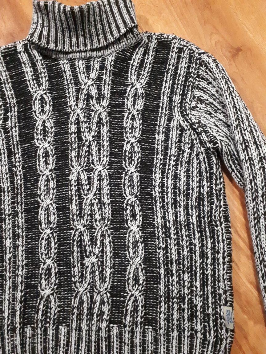 Теплий светр з високим коміром