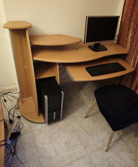 Secretaria de computador mais mesa de centro
