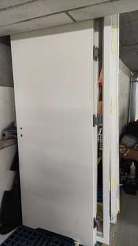 Roczne drzwi białe wewnętrzne bezprzylgowe z metalowymi futrynami 80cm