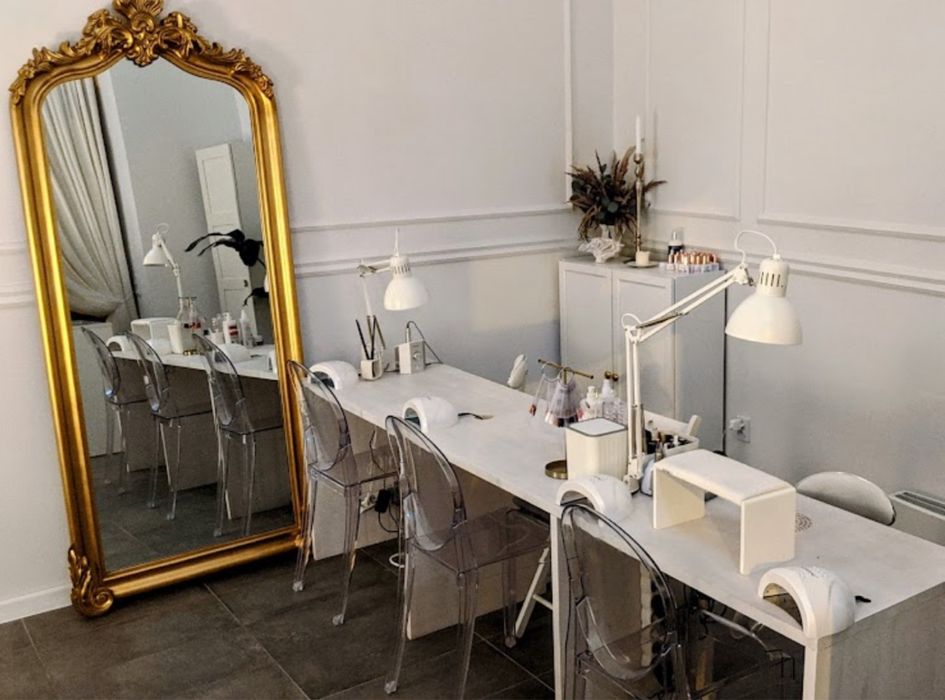 Wynajme stanowisko do manicure oraz gabinet z łóżkiem kosmetycznym.