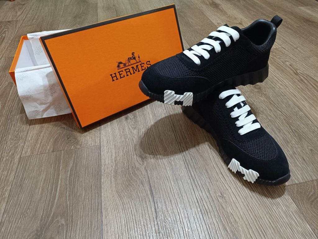 Кросівки Hermes.