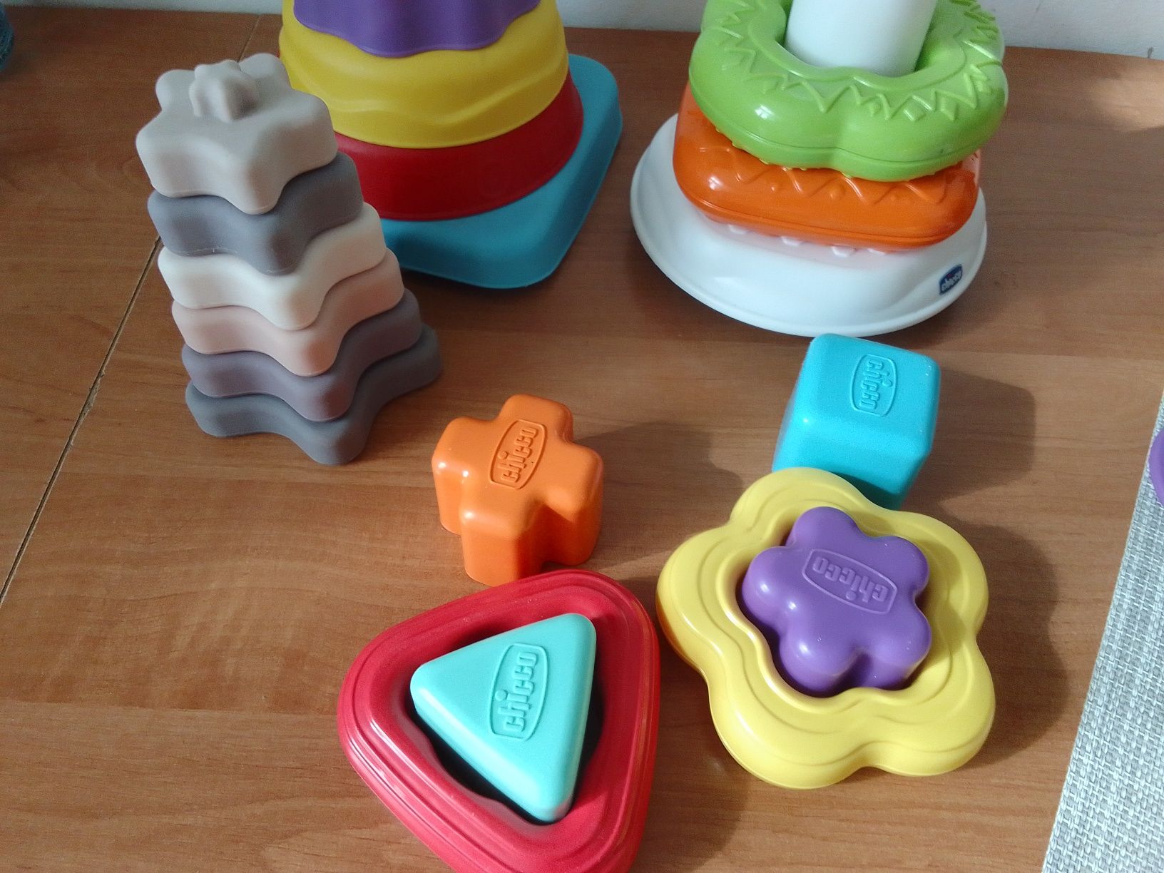 Chicco zabawki edukacyjne sorter wieże silikonowe i plastikowe kolory