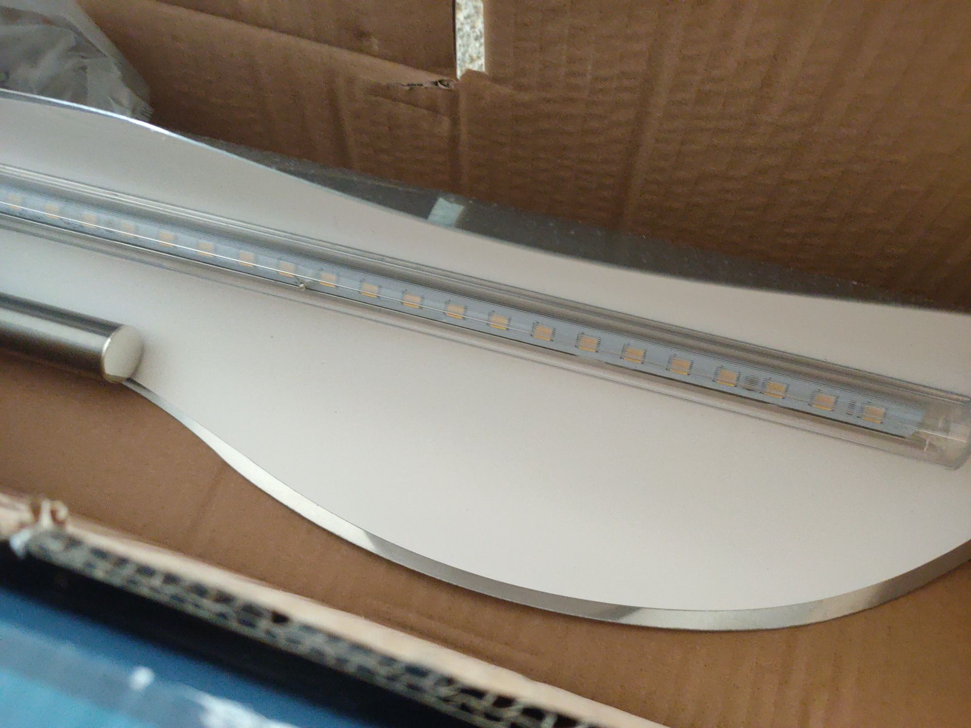 Piękna lampa LED nowa