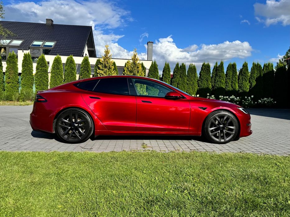 Tesla Model S wolant YOKE, Arachind 21", białe wnętrze, ULTRA RED, 2023 OKAZJA