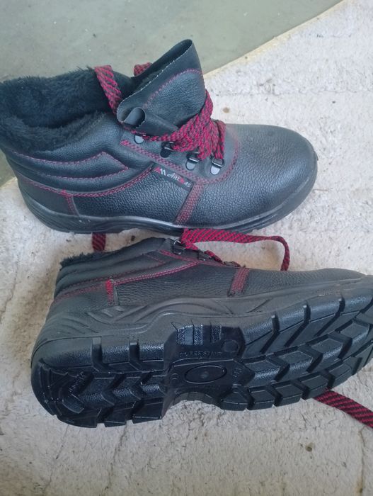 Ботинки зимни робочи 42 розмир 500 шапкы по. 200 красовкы 400