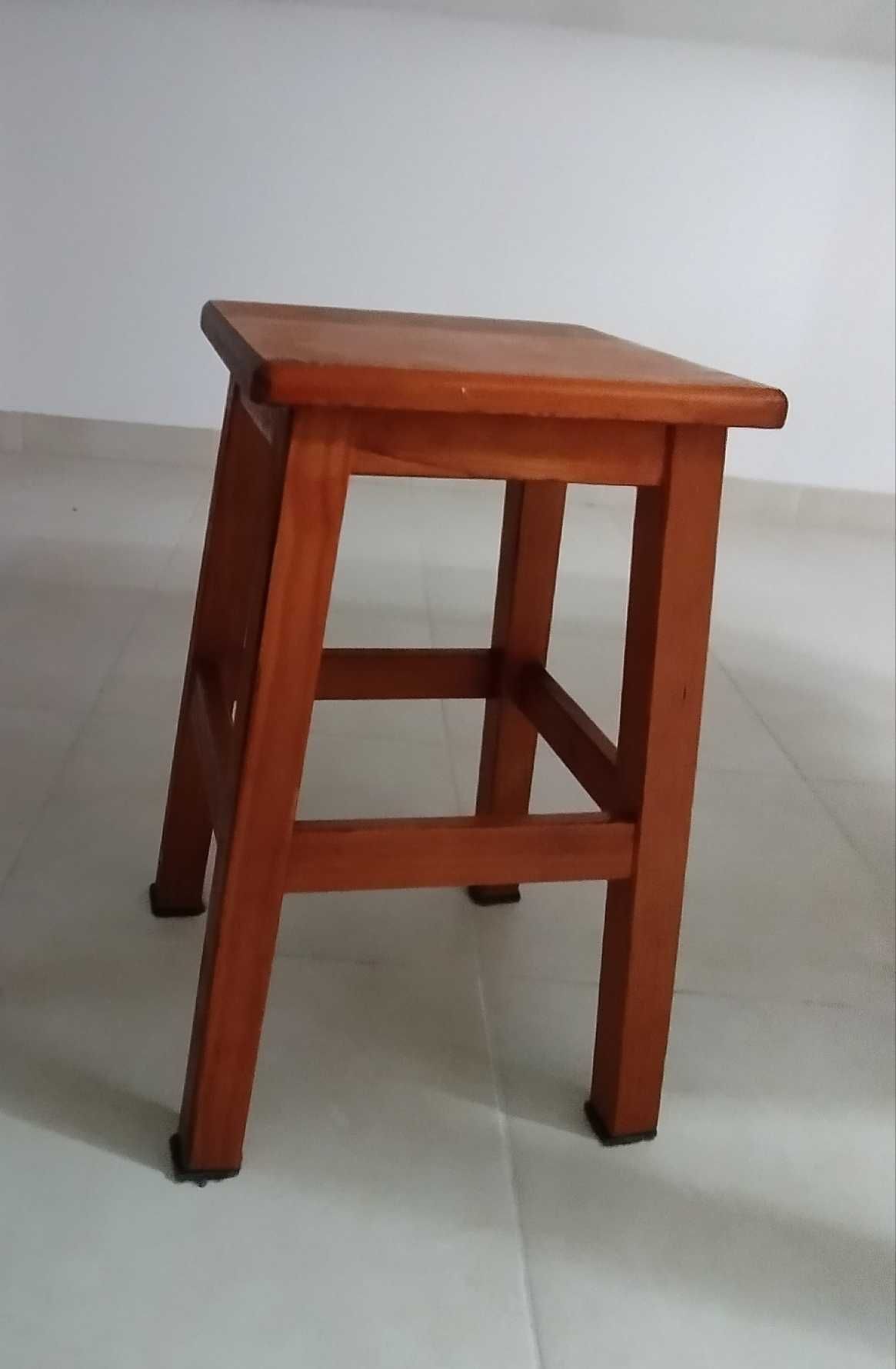 Mesa madeira com 4 bancos incluídos
