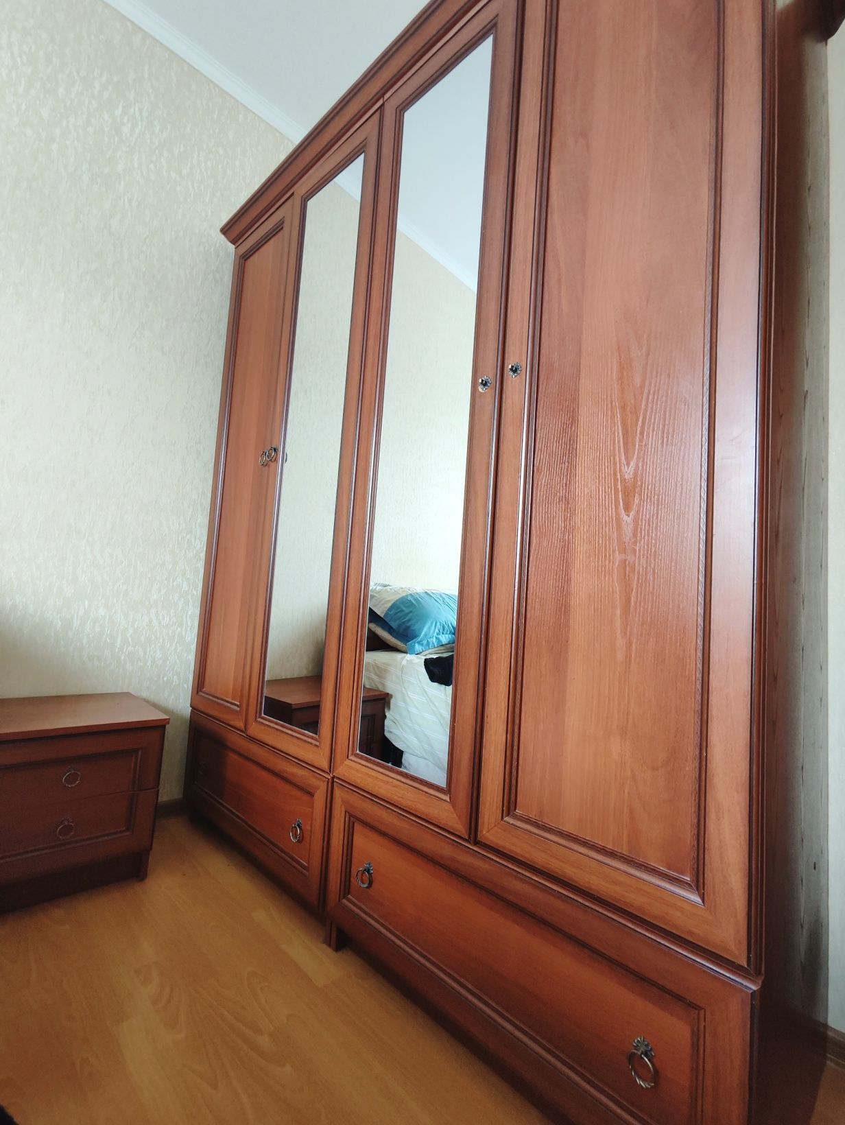 Меблі у спальню кімнату.Шафа.Комод.Тумбочки. Столик з дзеркалом.