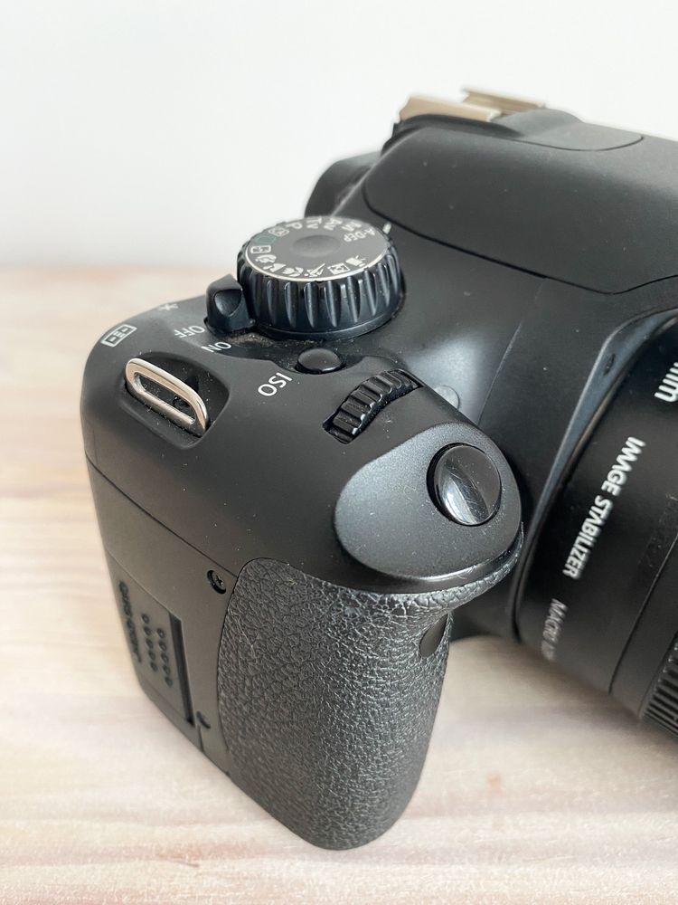 Aparat lustrzanka Canon EOS 550D z obiektywem 18-55