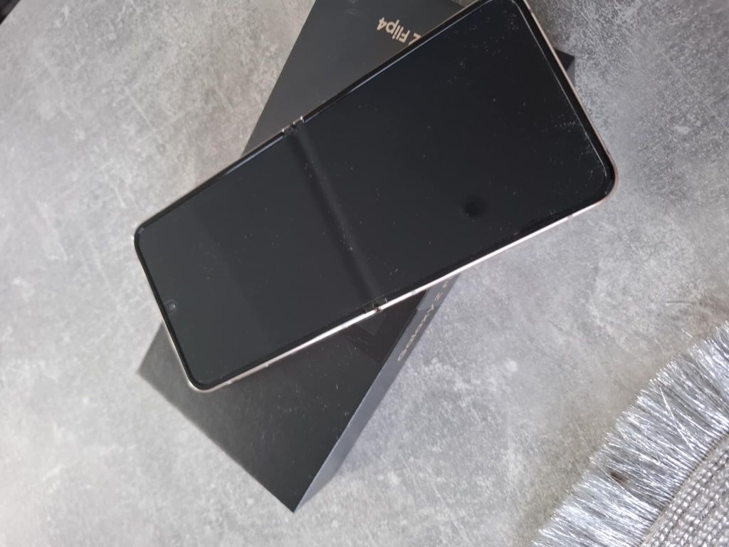 Samsung Galaxy Z Flip4