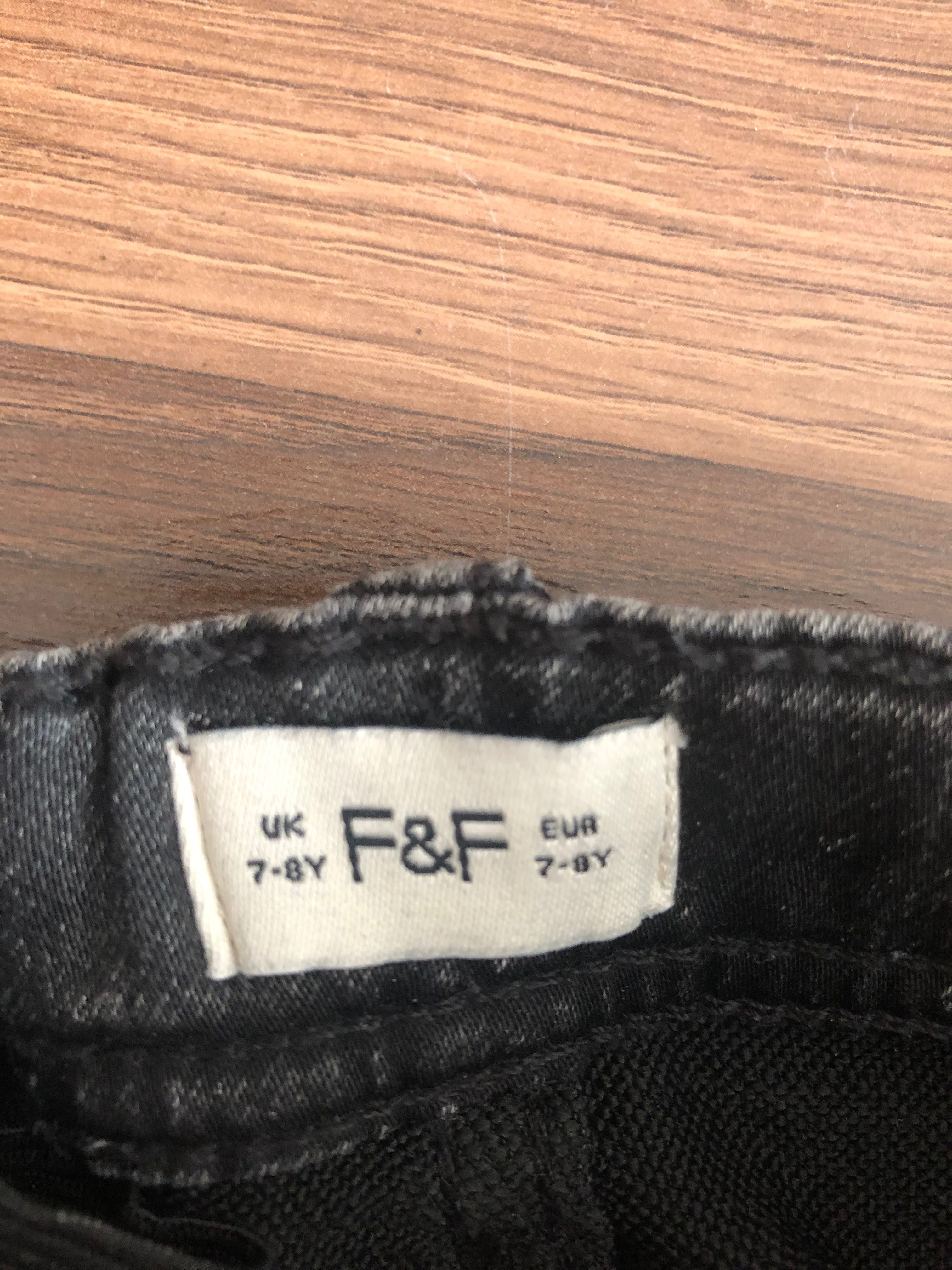 Czarne jeansy rurki F&F r 128