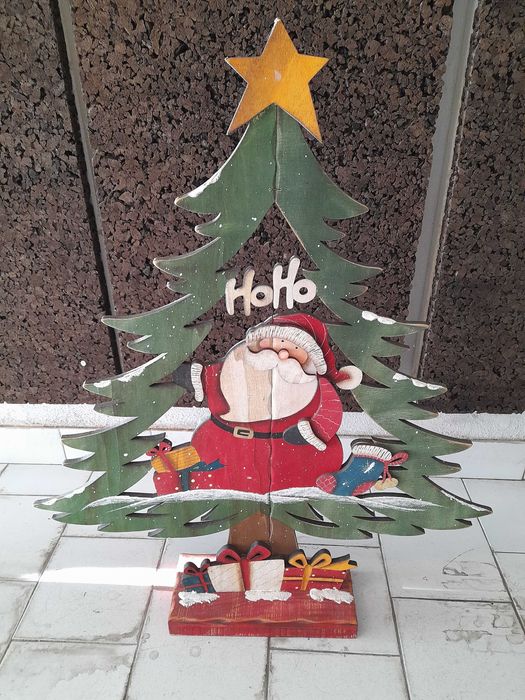 Árvore de Natal em madeira usada com o Pai Natal em bom estado