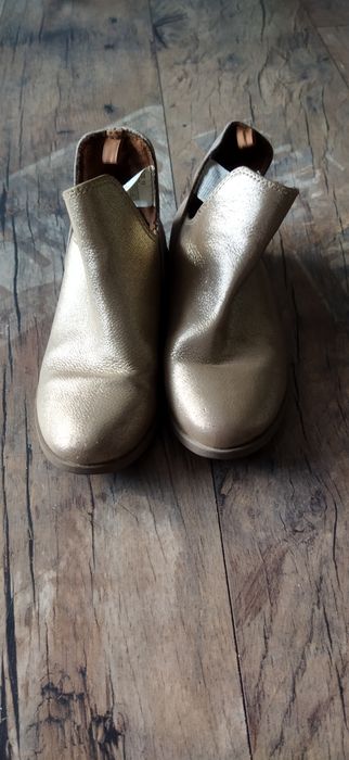 Modne buty, złote krótkie kozaczki na jesień dla dziewczynki