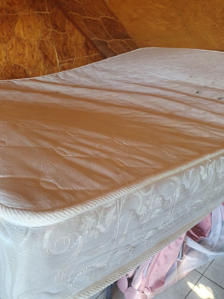 Продам матрас б.у.  140х195.