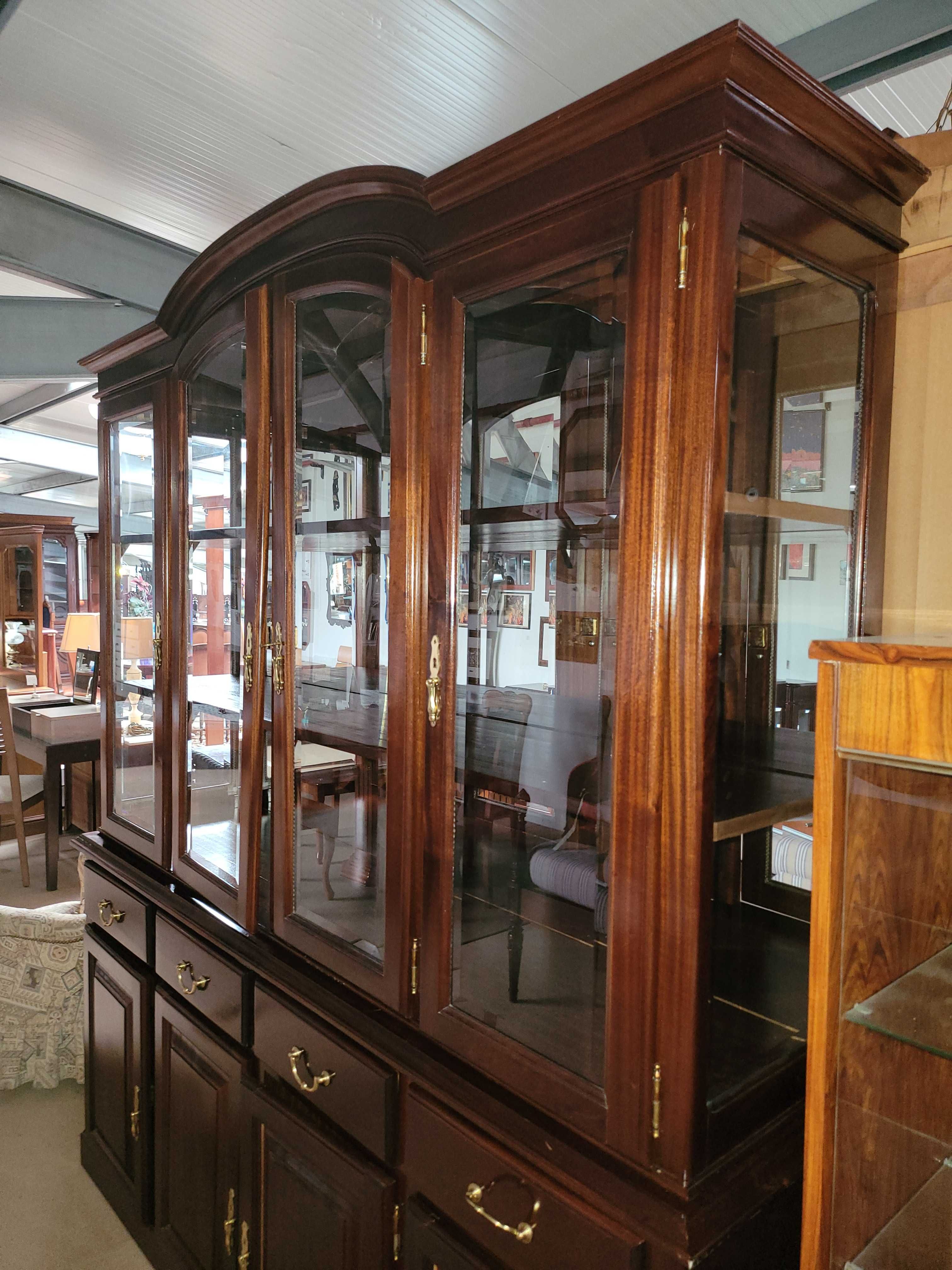 Móvel de sala em madeira com fundo em espelho