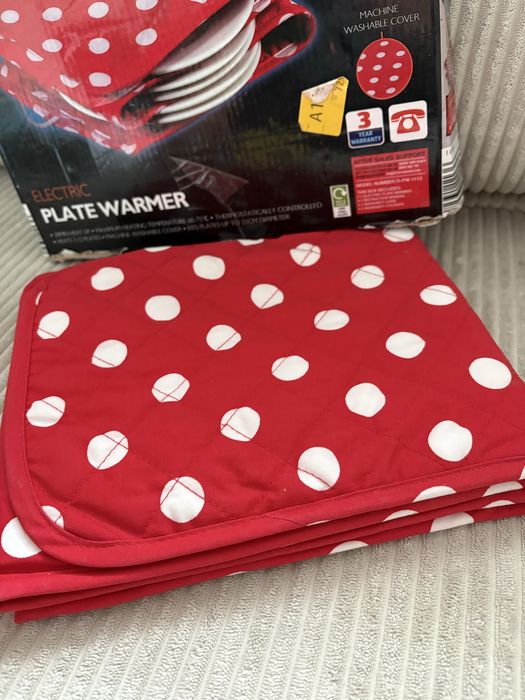 elektryczny podgrzewacz do talerzy marki Delta Kitchen.