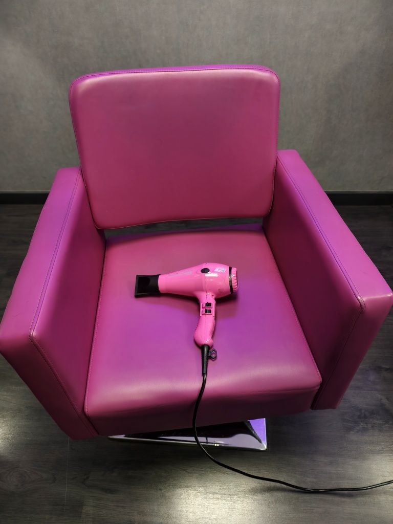 Cadeira cabeleireiro rosa e secador parlux rosa