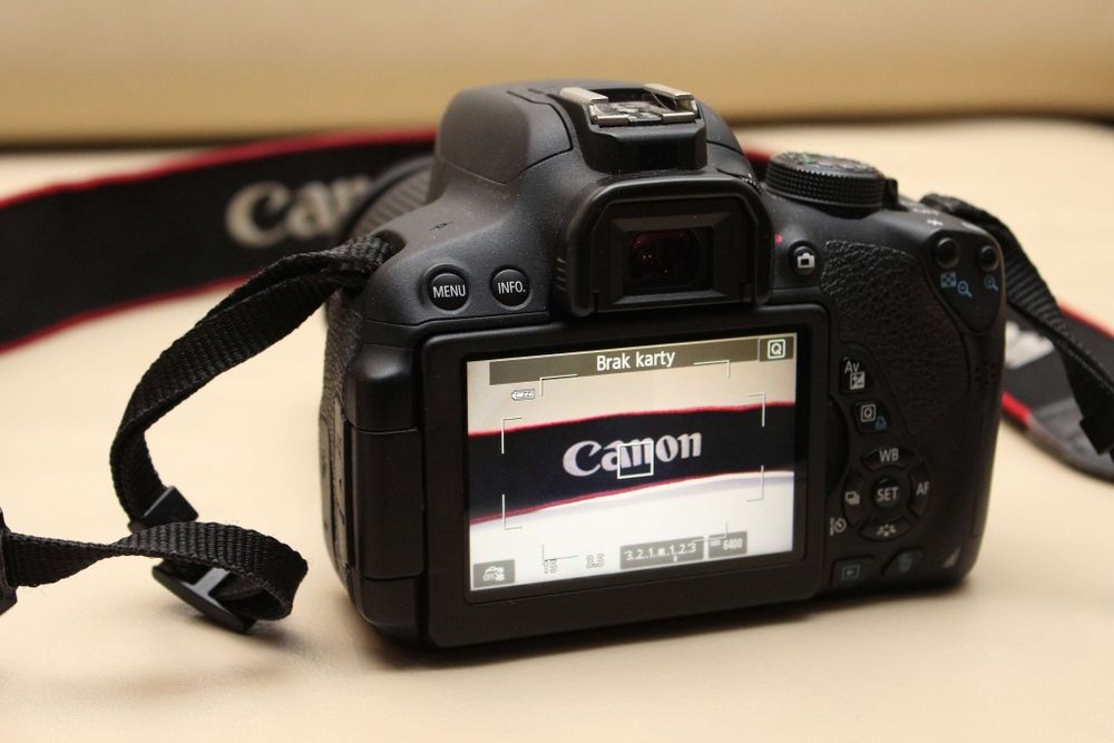 Aparat lustrzanka Canon EOS 700d + obiektyw 18-55mm