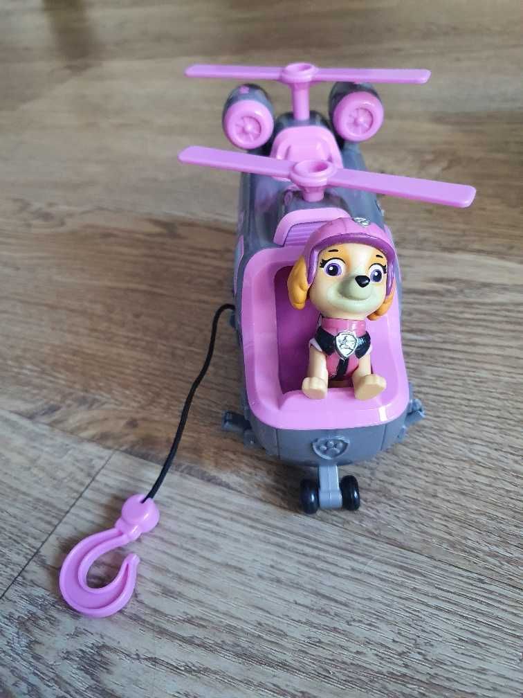 4 pojazdy z różnymi funkcjami, w tym Paw Patrol z figurką.