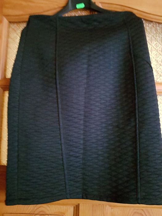 Spodnica czarna ołówkowa zgrabna sylwetka