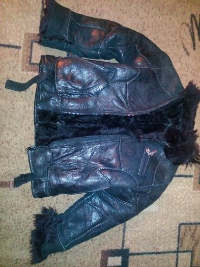 Куртка кожаная зимняя с меховой подкладкой.