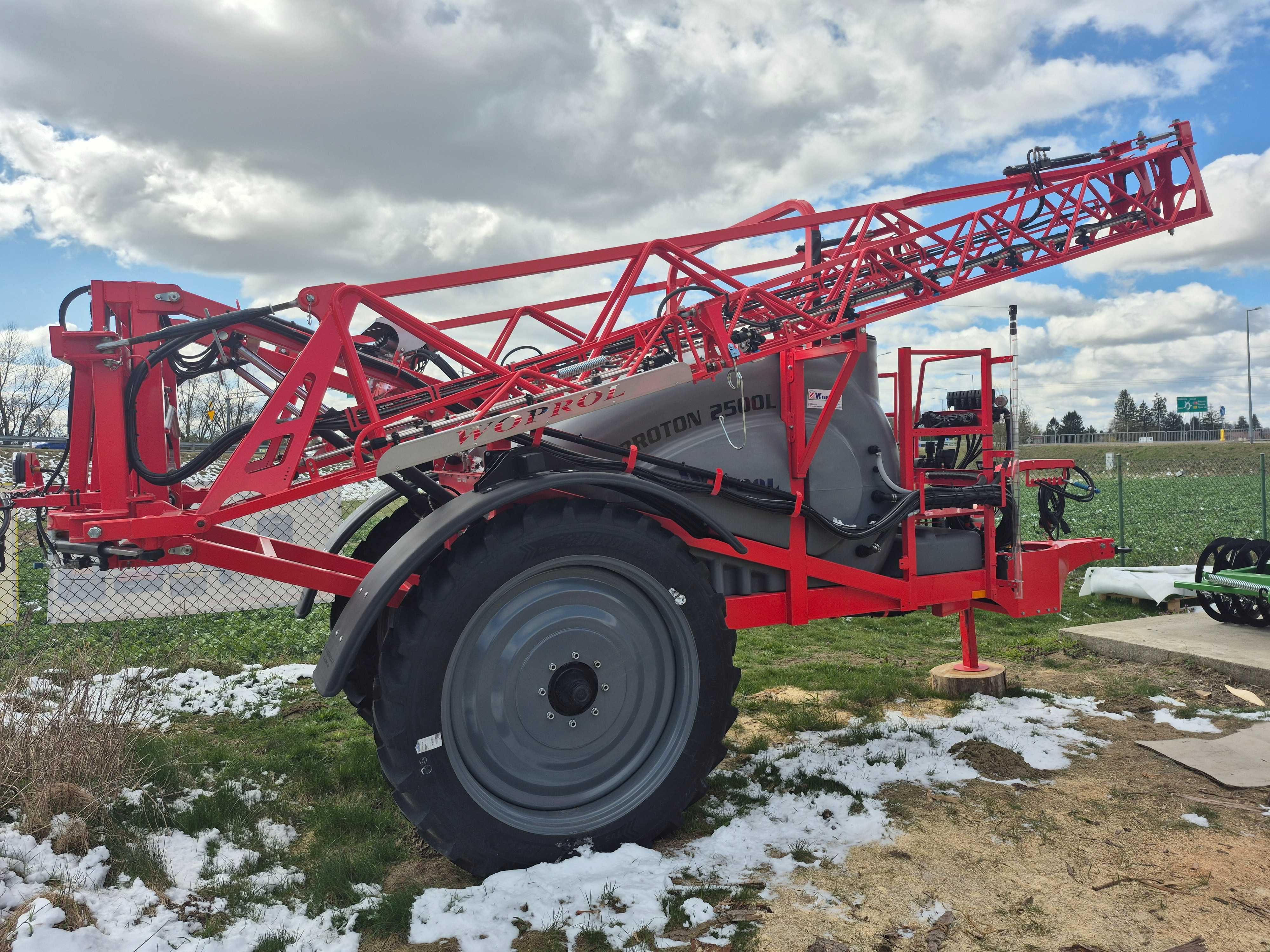Opryskiwacz polowy przyczepiany Woprol Proton 2500l