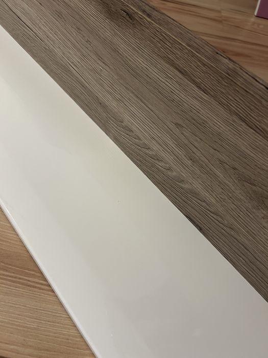 Półka wisząca biało drewniana